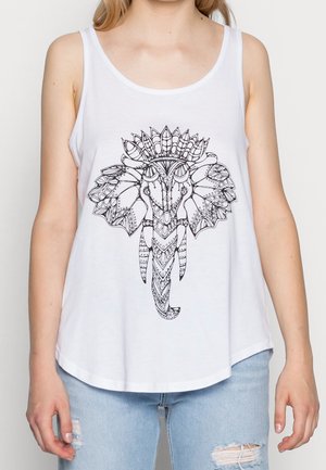 Hvid tanktop med et sort, detaljeret elefantmotiv, rundet kant og afslappet pasform. Forskellige mønstre pryder elefantens ansigt.
