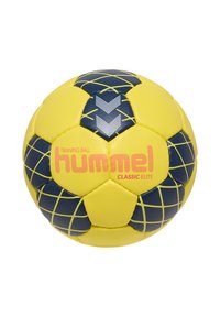 Gelber und dunkelblauer Handball mit Rautenmuster und "hummel Classic Elite"-Branding in rotem Text auf weißem Hintergrund.