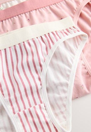 Tre par dameundertøj: et ensfarvet lyserødt med blomsterprint, et lyserødt med hvide striber og et stribet par med hvid elastisk linning.