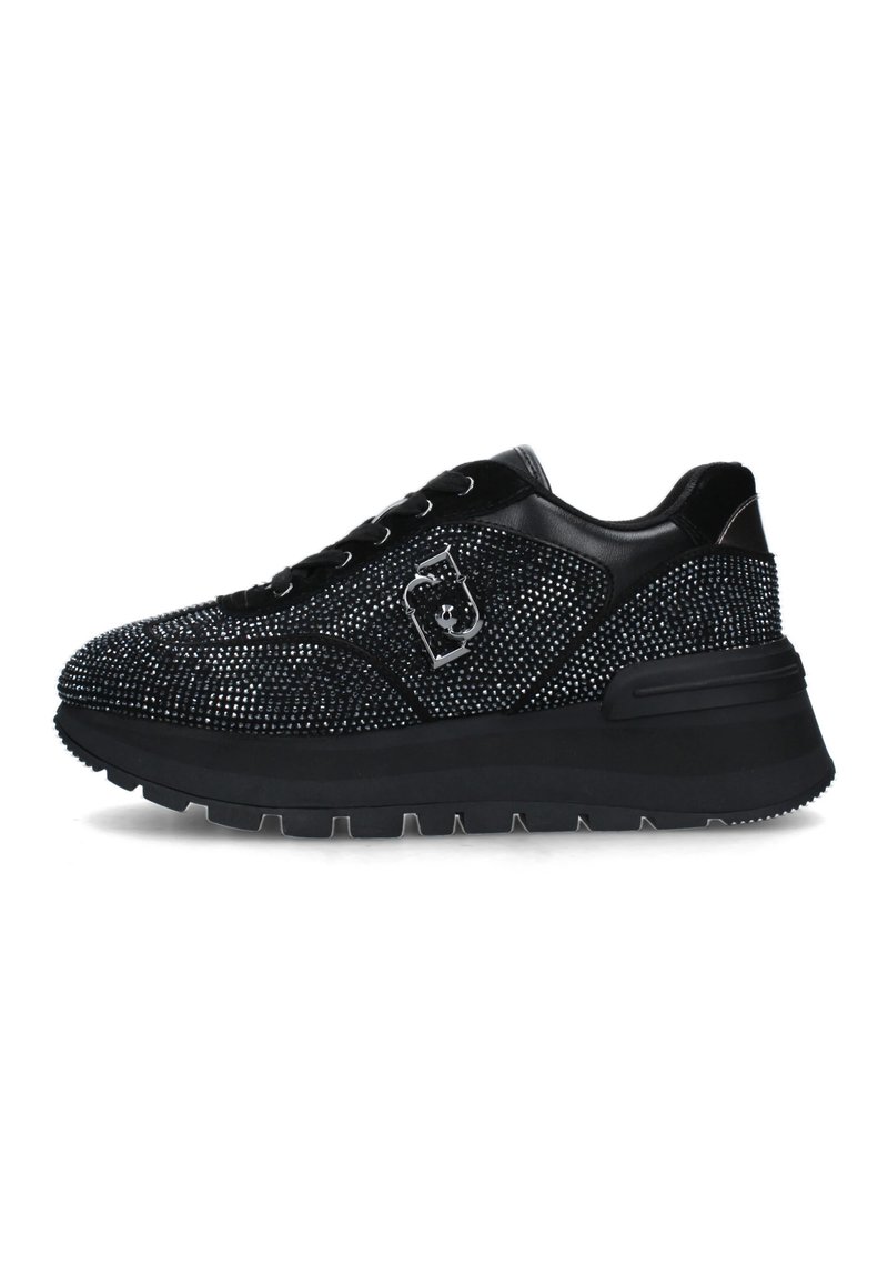 Sneakers sportive nere con superficie testurizzata, ricoperte di piccole strass, dotate di suola spessa e lacci neri. Include dettaglio del logo argentato.