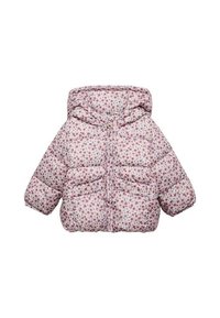 Chaqueta acolchada rosa con capucha, con pequeños estampados florales rojos y azules, cremallera frontal y dos bolsillos con botones a presión.
