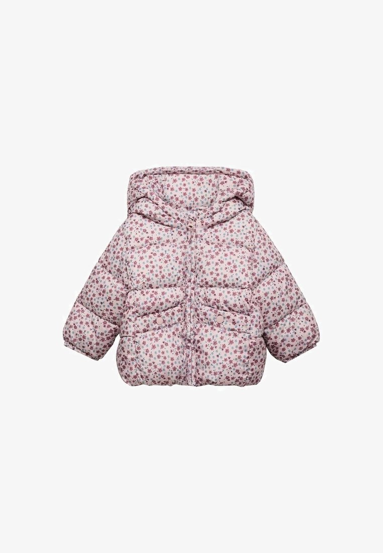 Chaqueta acolchada rosa con capucha, con pequeños estampados florales rojos y azules, cremallera frontal y dos bolsillos con botones a presión.