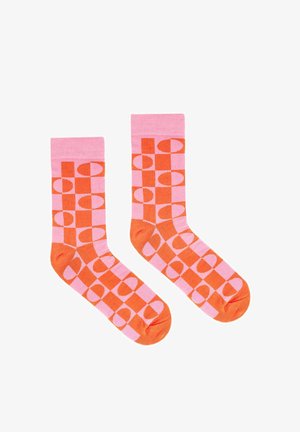 Bawełniane skarpety w kolorach różowym i pomarańczowym, z geometrycznym wzorem nachodzących na siebie owali i kwadratów. Długość do połowy łydki z wzmocnionymi palcami i piętami.