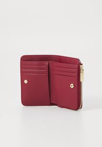 Portafoglio in pelle bordeaux con finitura testurizzata, scomparti interni per carte, vano con zip e dettagli in hardware dorato. Design compatto.