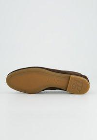 Braune Wildledersohle mit Gummiboden, auf dem "paul green"-Markenlogo und die Größe 4½ auf weißem Hintergrund zu sehen sind.