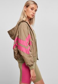 Urban Classics Tréningová bunda - khaki brightviolet