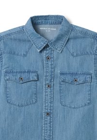 Lichte blauwe denimshirt met een knoopsluiting aan de voorkant, een puntige kraag en twee borstzakken. Heeft een textielstructuur en contrasterende knopen.