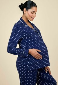 Těhotenská pyžama sada s námořnickým puntíkovaným vzorem a bílým lemováním. Dlouhý rukáv a odpovídající kalhoty, měkká textura, navrženo pro pohodlí.