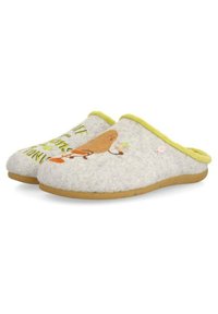 Zapatillas de casa grises de fieltro con un ribete amarillo, que presentan un diseño peculiar y texto, acompañadas de un personaje de dibujos animados marrón. Suela de goma.