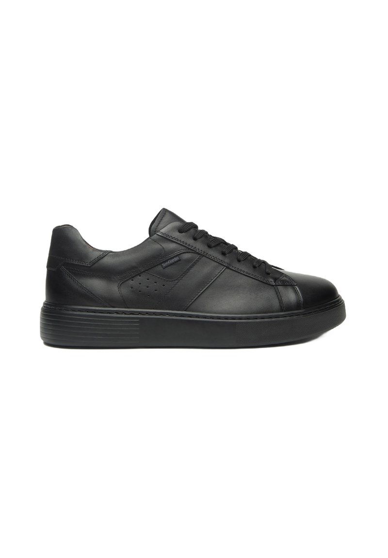 Sneaker in pelle nera con punta tonda, chiusura a lacci, suola testurizzata e dettagli perforati sui lati. Finitura liscia e design supportivo.