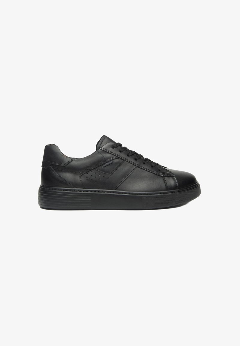 Sneaker in pelle nera con punta tonda, chiusura a lacci, suola testurizzata e dettagli perforati sui lati. Finitura liscia e design supportivo.