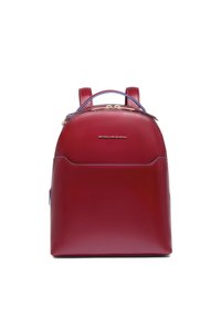 Rode leren rugzak met gouden beslag, afgeronde bovenkant, verstelbare bandjes en een voorvak. Gladde textuur en merklogo zichtbaar.
