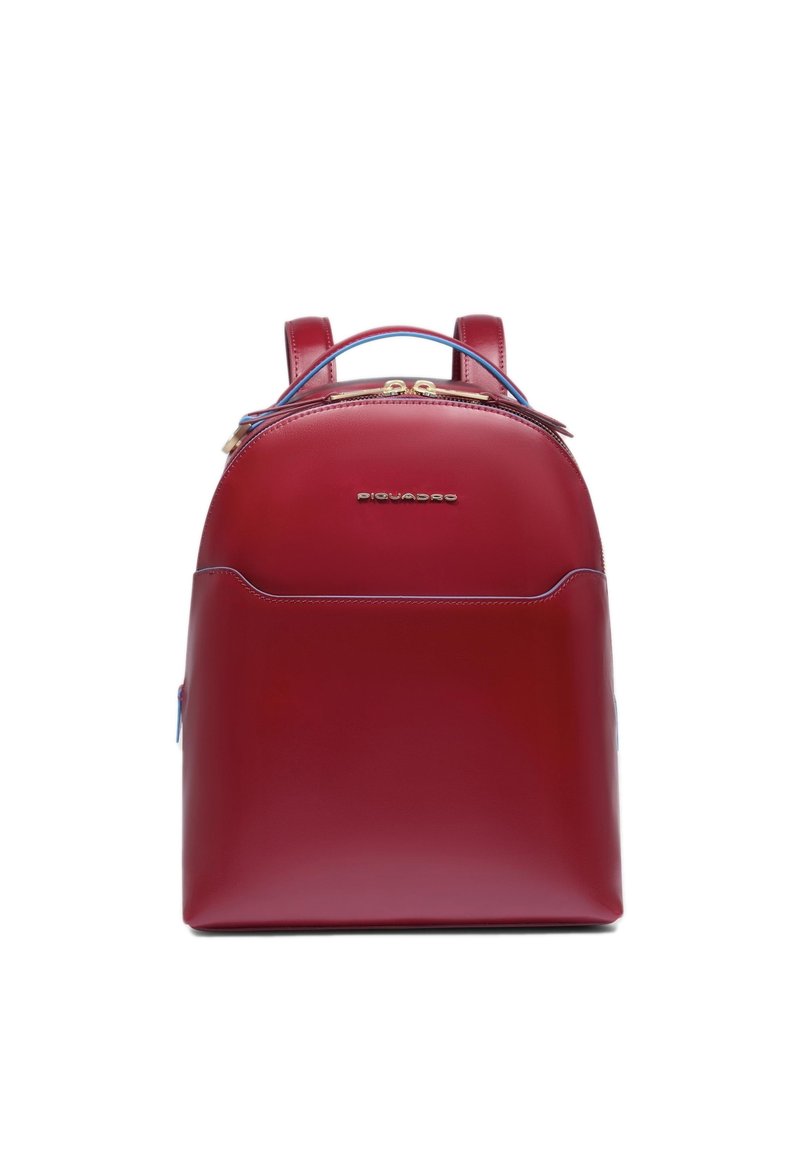 Rode leren rugzak met gouden beslag, afgeronde bovenkant, verstelbare bandjes en een voorvak. Gladde textuur en merklogo zichtbaar.