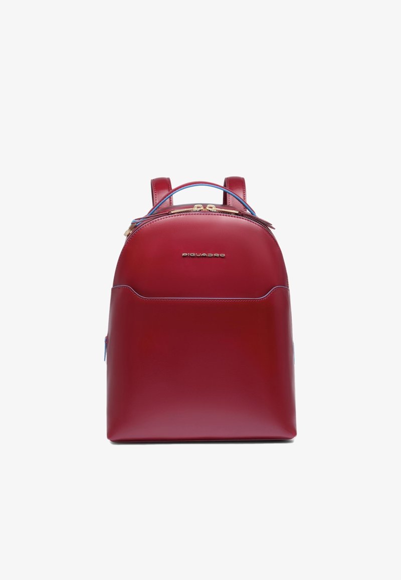 Rode leren rugzak met gouden beslag, afgeronde bovenkant, verstelbare bandjes en een voorvak. Gladde textuur en merklogo zichtbaar.