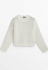 Pull blanc à manches longues en maille avec un motif ajouré, encolure ronde, poignets et ourlet côtelés, posé à plat sur un fond blanc.