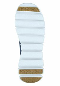 Semelle de chaussure en caoutchouc blanc avec des motifs de traction multidirectionnels. Présente un accent texturé marron près du talon et une légère courbure.