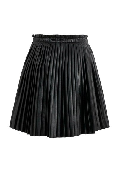 Gonna plissettata nera in ecopelle, con una finitura testurizzata e una vita elastica. Le pieghe creano una silhouette fluida.