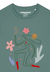 Grünes Baumwoll-T-Shirt mit einer Linzeichnung einer Figur mit einem Herz, umgeben von Blumen, einem Halbmond und Sternen in verschiedenen Farben.