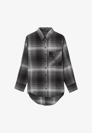Schwarz-weiß kariertes Hemd mit durchgehender Knopfleiste, langen Ärmeln, abgerundetem Saum und einer Brusttasche mit Rautenmuster und Nietenverzierungen.