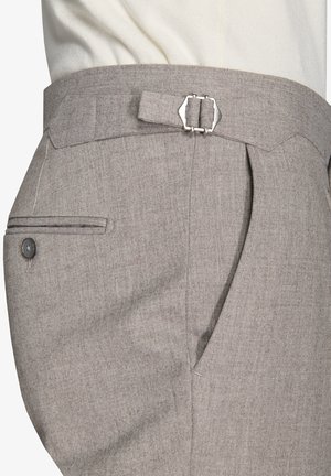 Grau strukturierte Hosen mit einer Seitentasche, Gürtelschlaufen und einem metalischen Schnallenakzent. Entworfen mit klaren Linien und taillierter Passform.