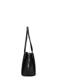 Borsa tote in pelle nera con forma strutturata, dotata di chiusura con cerniera dorata e due lunghi manici per il trasporto. Texture liscia e design minimalista.