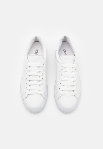 Zapatillas de piel blanca con un acabado suave, puntera redonda y seis ojales. Presentan cordones planos y un logo sutil en la lengüeta. Suela de goma.