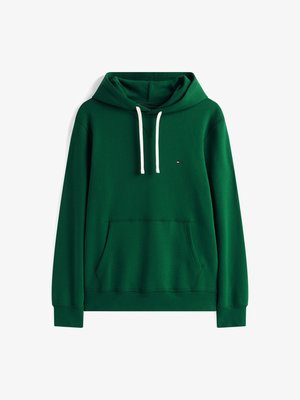 Sudadera verde de tela suave, con un bolsillo frontal, cordones blancos y un pequeño logo en el pecho. Textura suave y diseño casual.