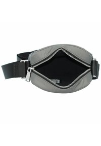Marsupio grigio in tessuto soft shell con chiusura a zip, ampia tracolla nera regolabile e finitura liscia e opaca. L'interno è in tessuto scuro.
