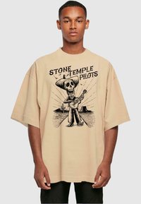 Merchcode STONE TEMPLE PILOTS - DOTD HUGE  - T-shirts print - unionbeige