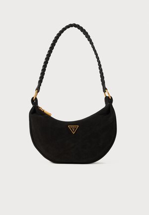 Sac à main noir en forme de croissant avec poignée tressée et ferrures dorées, avec un petit logo triangulaire Guess à l'avant.