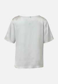 Hellgraue Seidenbluse mit lockerer Passform, kurzen Ärmeln und rundem Ausschnitt. Verfügt über einen Schlüssellochverschluss auf der Rückseite mit einem Knopfdetail.