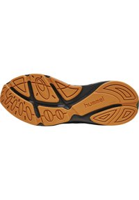 Svart och orange sportskosula med ett strukturerat gummimönster, mönstrade mönster och "hummel"-märkning nära mitten.