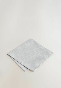 Zilveren stof servet met bloemmotief, vierkante vorm, gevouwen met een gladde textuur, afgewerkte randen, subtiele glans.