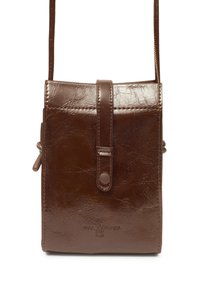 Brązowa skórzana torba na ramię z textured wykończeniem, z klapką zamykaną na zatrzask. Posiada regulowany pasek oraz tłoczone logo.