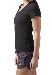 Svart, kortärmad idrottströja med V-ringning, kombinerad med lila idrottsshorts som har en logotyp. Slät textur, åtsittande form.