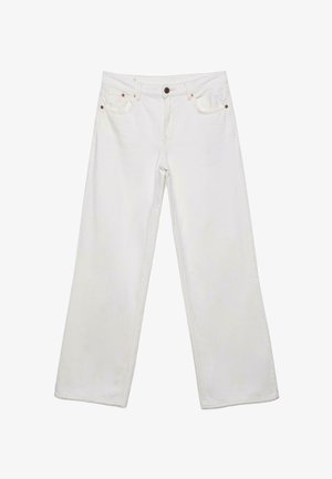 Bijele traperice širokih nogavica s prednjim zatvaračem na kopčanje i patent zatvaračem, dizajnom s pet džepova i vidljivim šavovima na jednobojnoj pozadini.