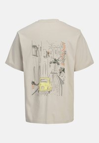 Beige Baumwoll-T-Shirt mit einer bunten Illustration eines gelben Oldtimers auf einer Straße mit Gebäuden und Palmen auf der Rückseite.
