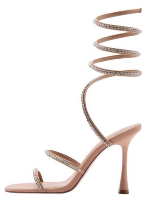 Nude hoge hakken sandaal met spiraal enkelband, met rhinestone versieringen langs de banden en een puntige neus.