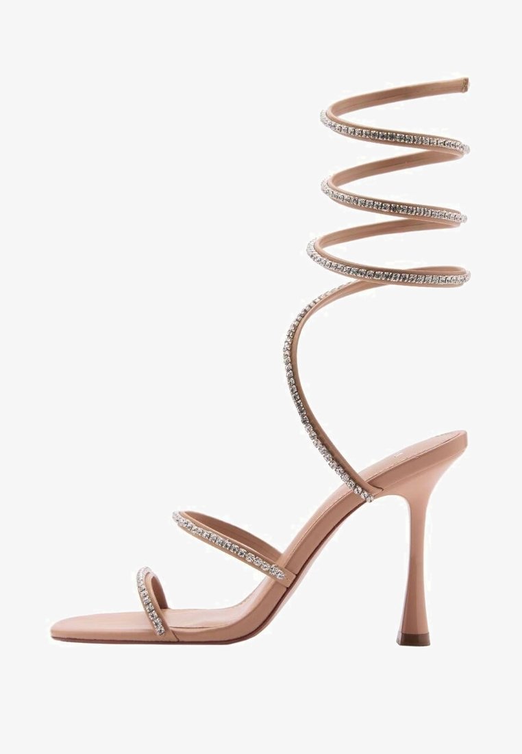 Sandale nude à talons hauts avec bride de cheville en spirale, ornée de rhinestones le long des brides, et design à bout pointu.