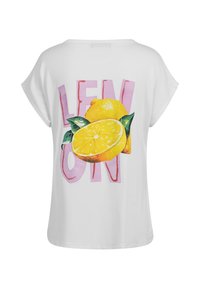 Chemise blanche à manches courtes avec un grand graphique de citrons entiers et tranchés et un texte rose indiquant "LEMON" dans le dos.
