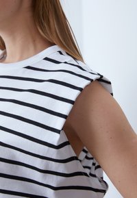 Anna Field Top - black/white