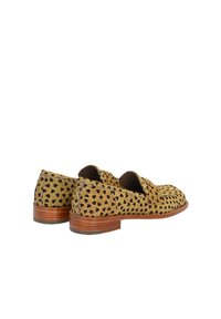 Braune, niedrige Schuhe mit einem strukturierten gelb-braunen Stoff, der schwarze, herzförmige Flecken aufweist, und einer Holzsohle. Abgerundetes Zehendesign.