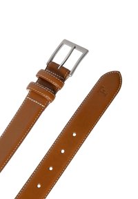 Brauner Ledergürtel mit weißen Nähten, rechteckiger silberner Metallschnalle und mehreren Löchern zur Anpassung. Auffälliges geprägtes Logodetail.