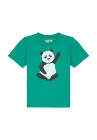 Teal T-shirt met een panda-illustratie, voornamelijk zwart-wit, met zijn arm omhoog. Gemaakt van zachte katoen, met korte mouwen.