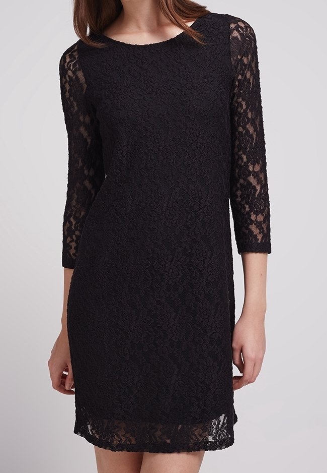 Svart spetsklänning med rund halsringning och trekvartslånga ärmar, med ett strukturerat blommönster och knä-lång fåll.