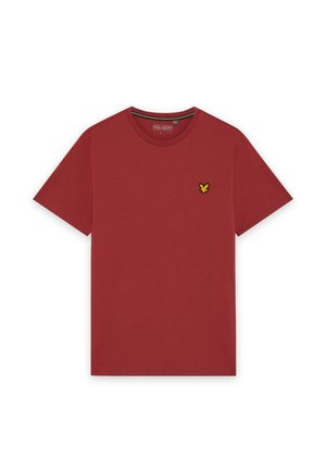 Effen rood T-shirt met korte mouwen en een ronde hals, met een klein geel-zwart vogellogo op de linkerborst, binnenin de kraag gelabeld als Lyle & Scott.