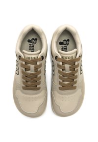 Beige Sneaker mit braunen Schnürsenkeln, Obermaterial aus Wildleder und Leder, perforierte Zehenpartie und eine markierte Innensohle mit einem Fußabdruck-Logo.