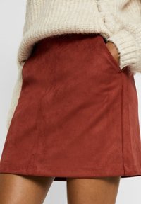 Vero Moda VMDONNADINA SHORT - Minikjol - madder brown