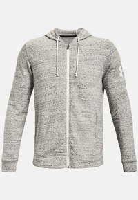 Felpa grigia con zip, realizzata in tessuto a maglia testurizzata, dotata di tasche frontali, cappuccio regolabile con cordino e logo sulla manica sinistra.