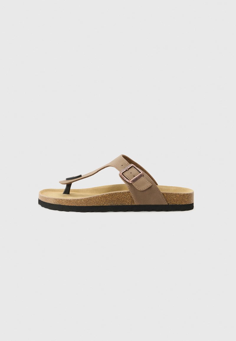 Sandale en plastique marron avec une semelle en liège et un fond en caoutchouc noir. Présente un dessus lisse avec un détail de boucle. Design minimaliste.